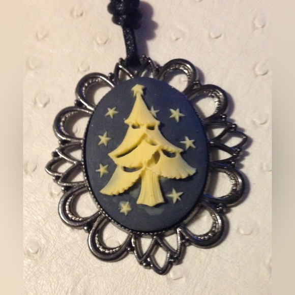 NEW Christmas Cameo pendant necklace - Picture 1 of 3